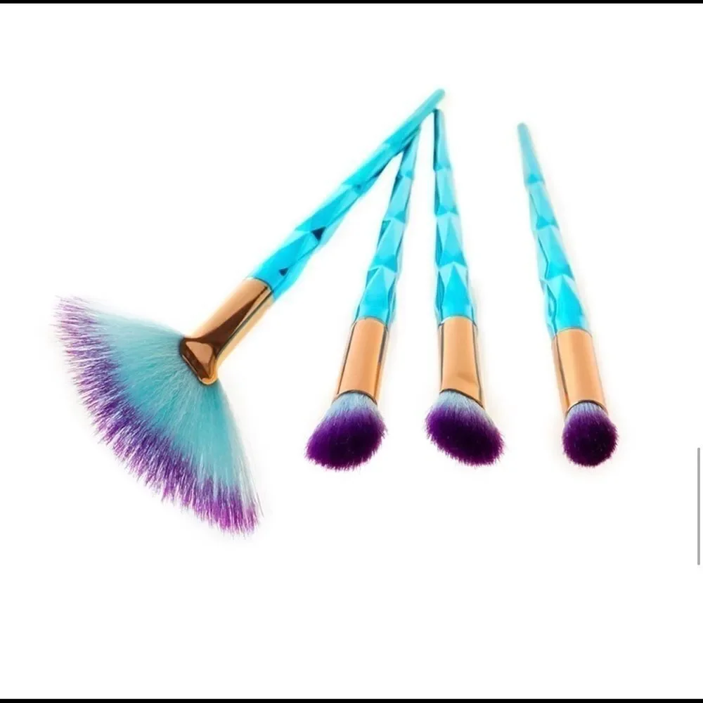 4 PC COSMETIC BRUSH SET‎